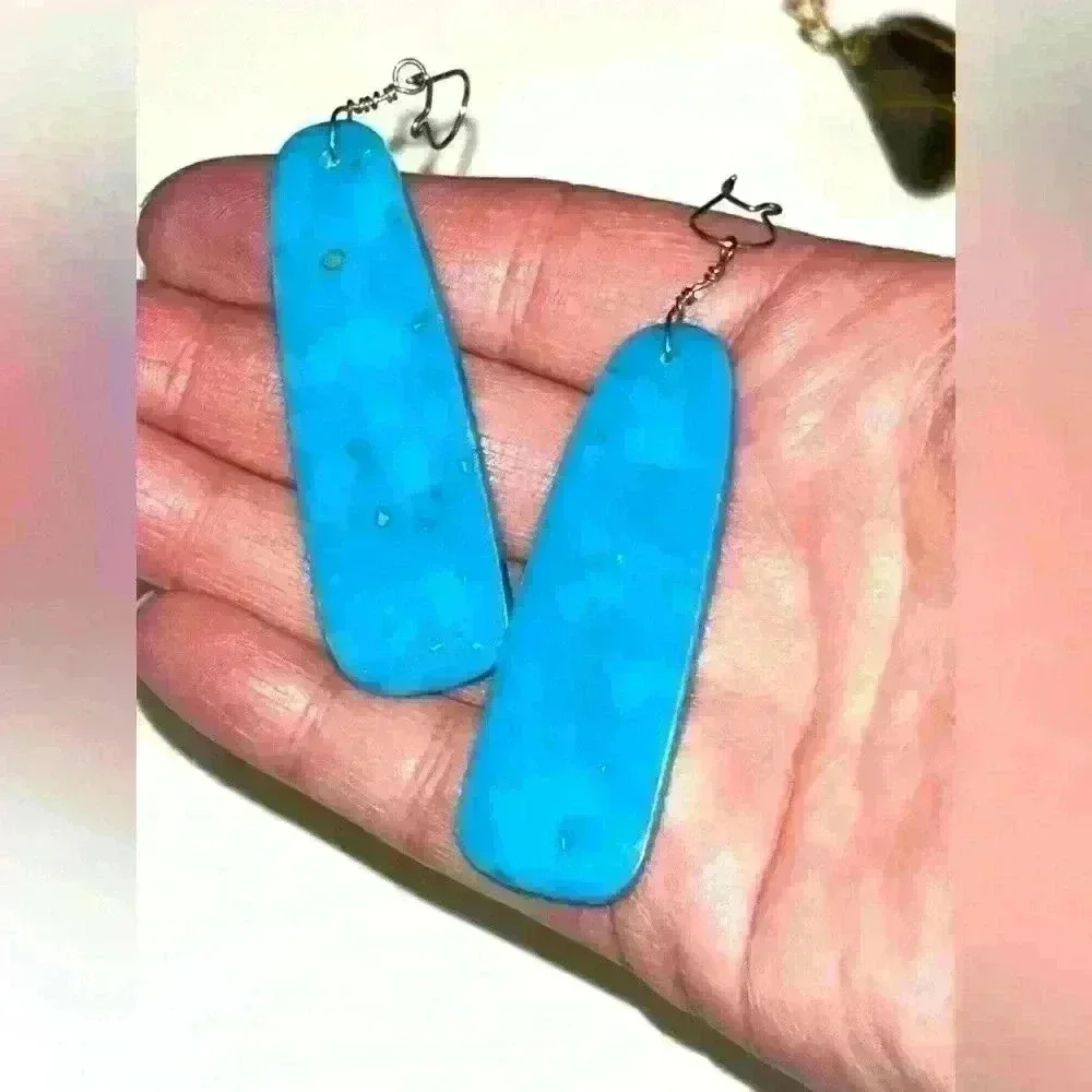 Pair of turquoise resin dangle earrings - Picture 2 of 3